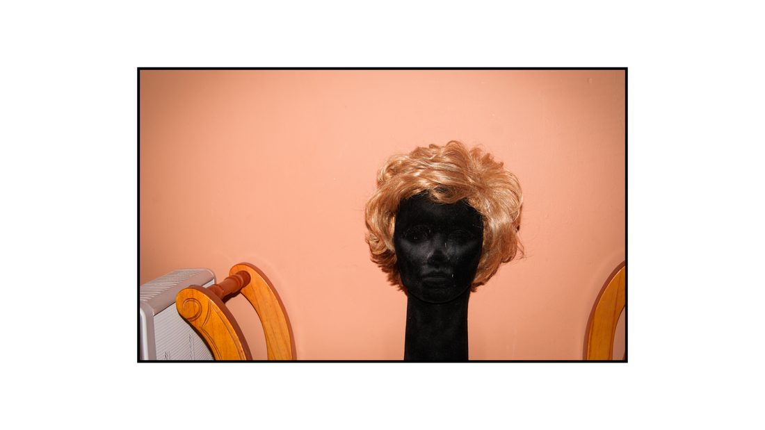 Guapa y Eterna, peluca sobre cabeza de maniquí